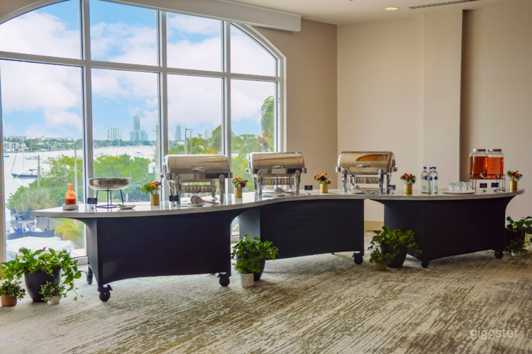  Spacious Bayview Room 