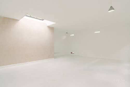 White-walled Studio with Private Rooftop Terrace in London Photo 4