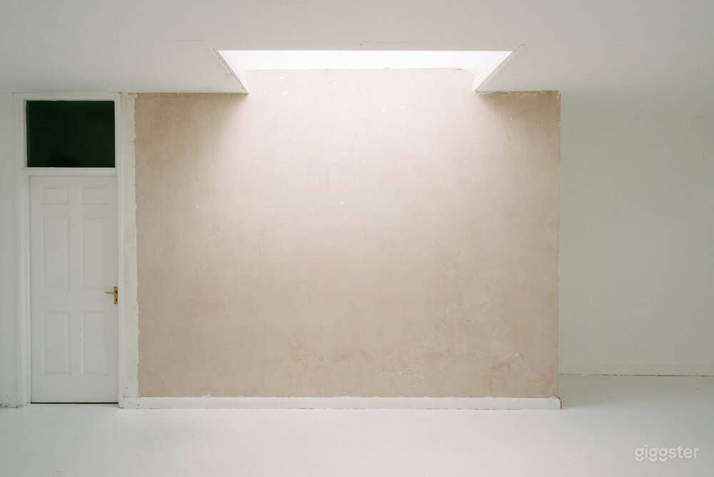 White-walled Studio with Private Rooftop Terrace in London Photo 2