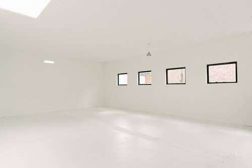 White-walled Studio with Private Rooftop Terrace in London Photo 3