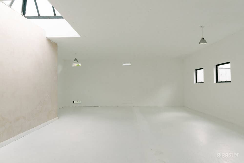 White-walled Studio with Private Rooftop Terrace in London Photo 1