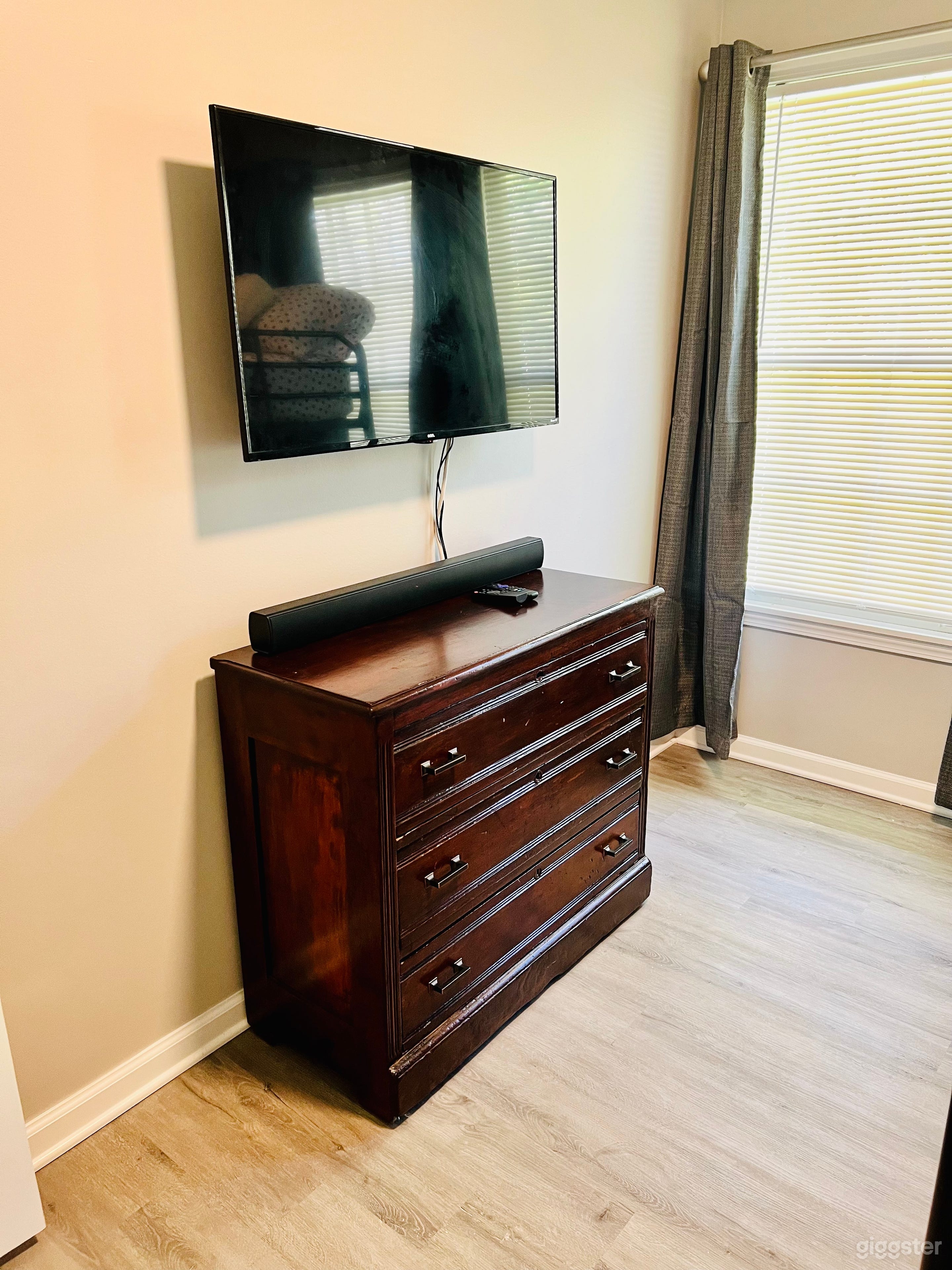 3bd Luxe Bungalow + BBQ Grill Mins from Airport! Photo 3