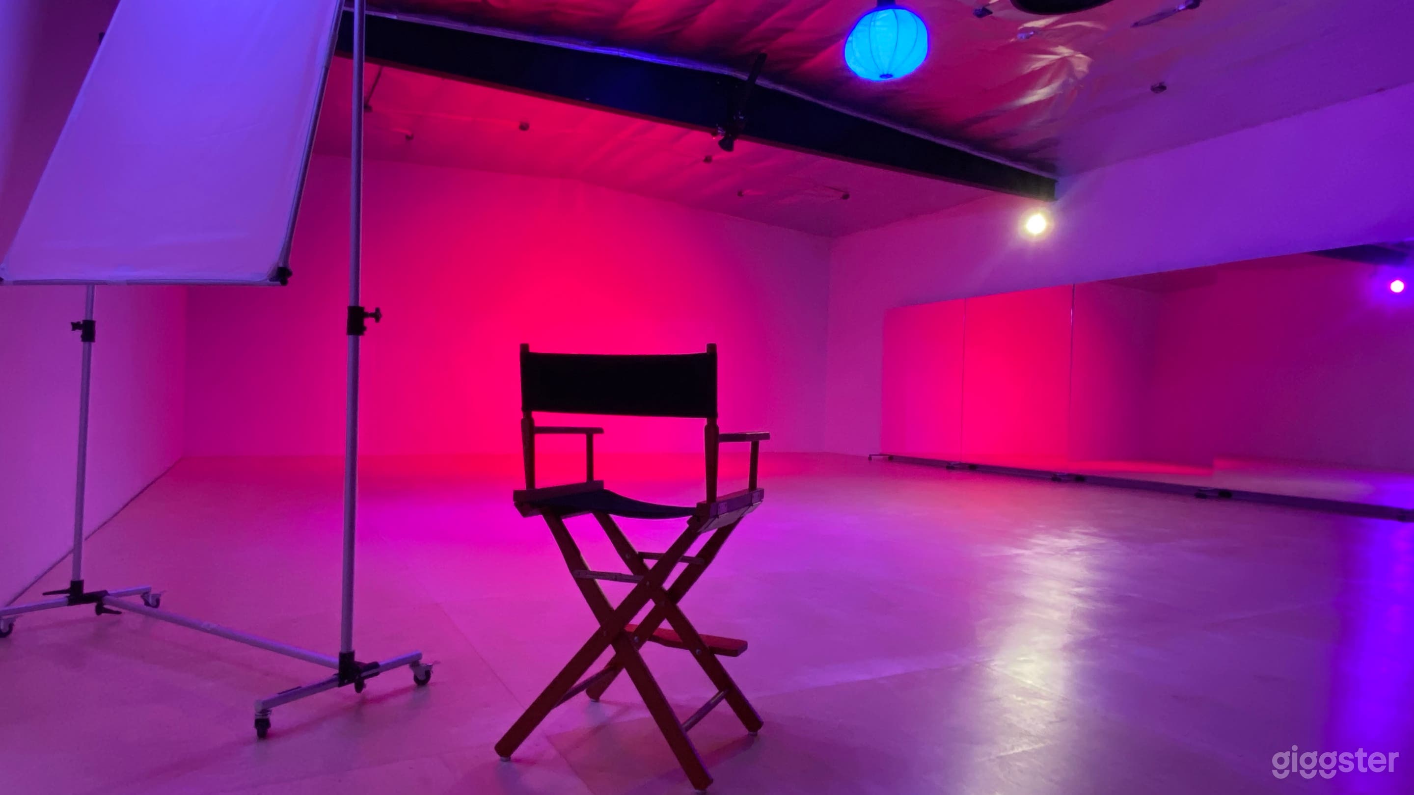 Flexible White Wall Studio / Creative Dance Space Photo 4