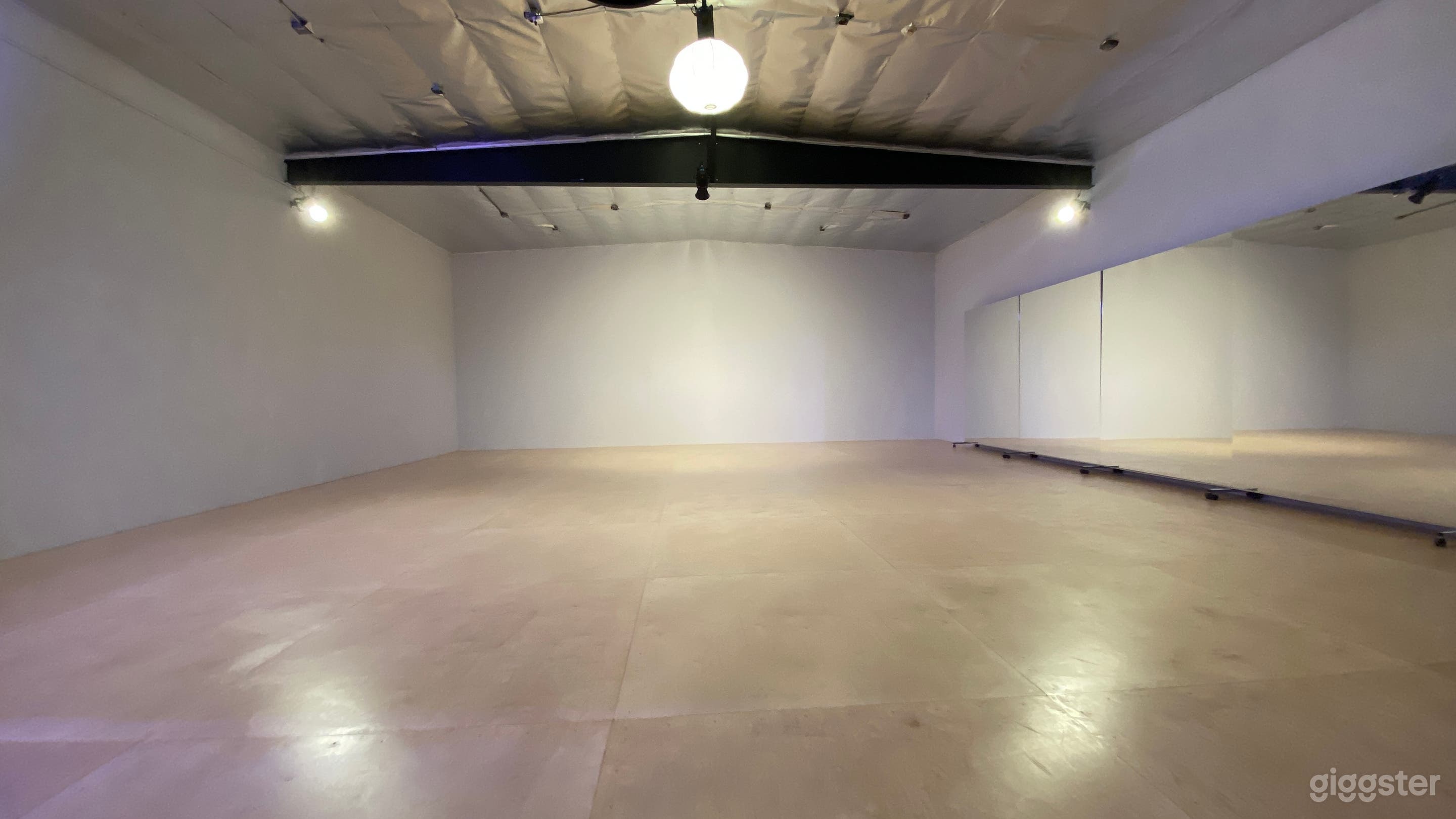 Flexible White Wall Studio / Creative Dance Space Photo 3