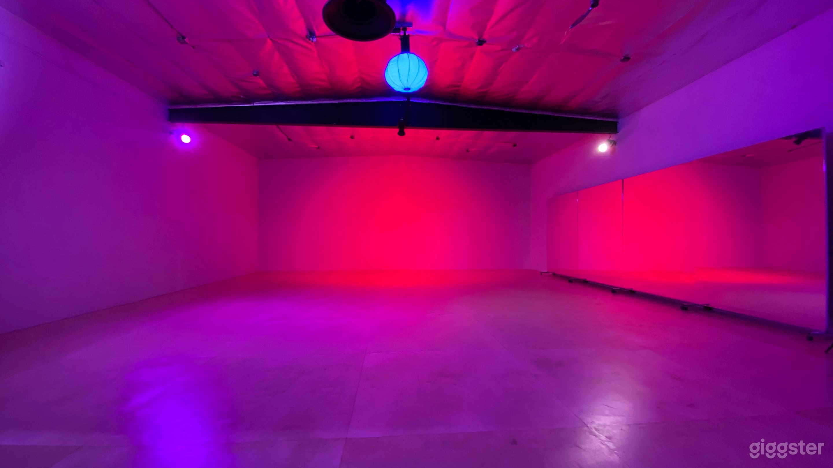 Flexible White Wall Studio / Creative Dance Space Photo 2