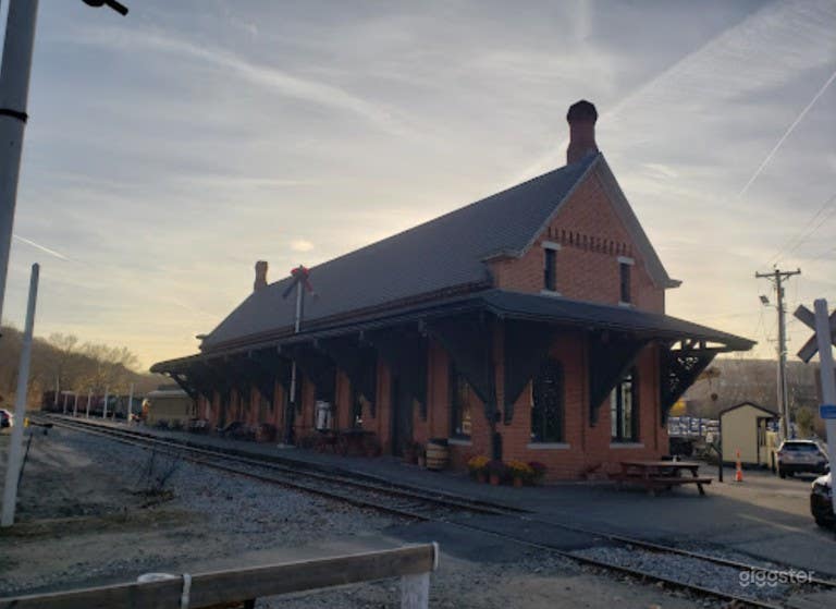 Thomaston Station - In the film, DiCaprio's character commutes into New York City for work. Several of the scenes were filmed at the train station in Thomaston.