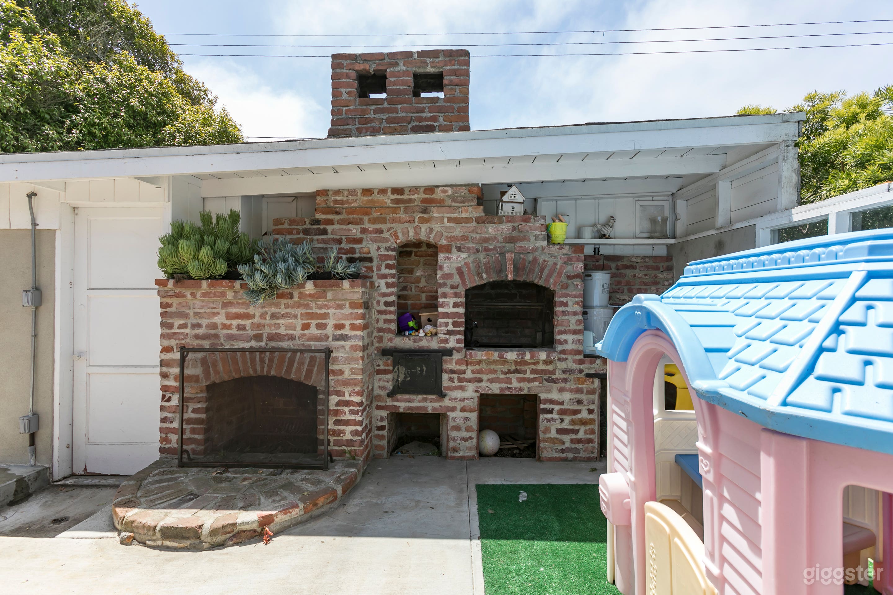 Cute Home with Large Field Photo 4