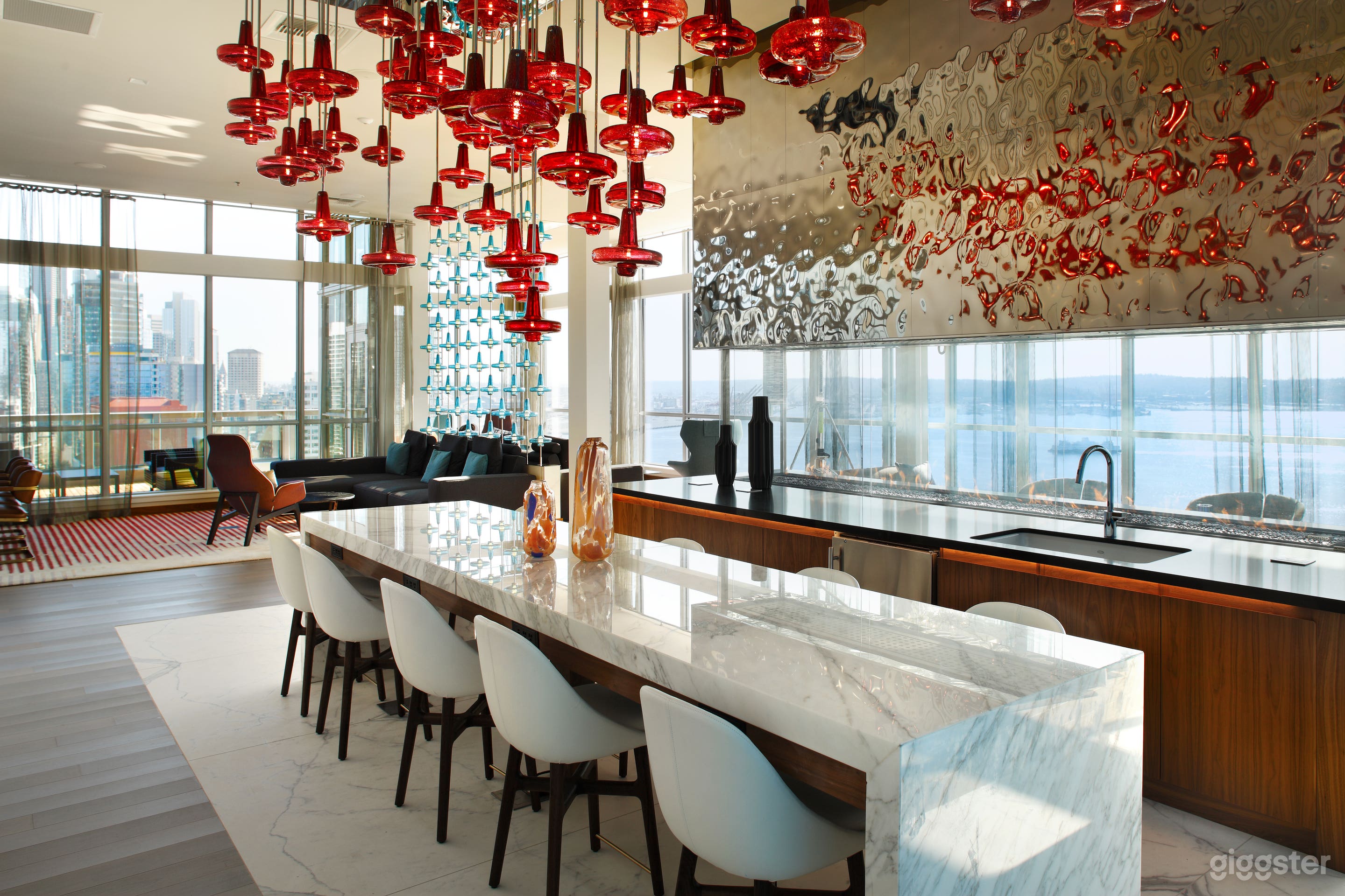 Sky Lounge &amp; Outdoor Terrace with Panoramic Seattle View Photo 4