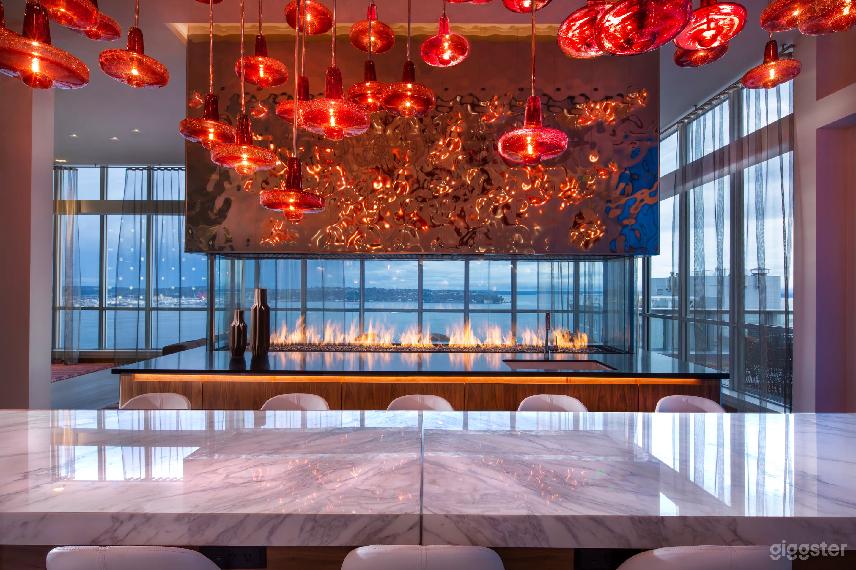 Sky Lounge &amp; Outdoor Terrace with Panoramic Seattle View Photo 2