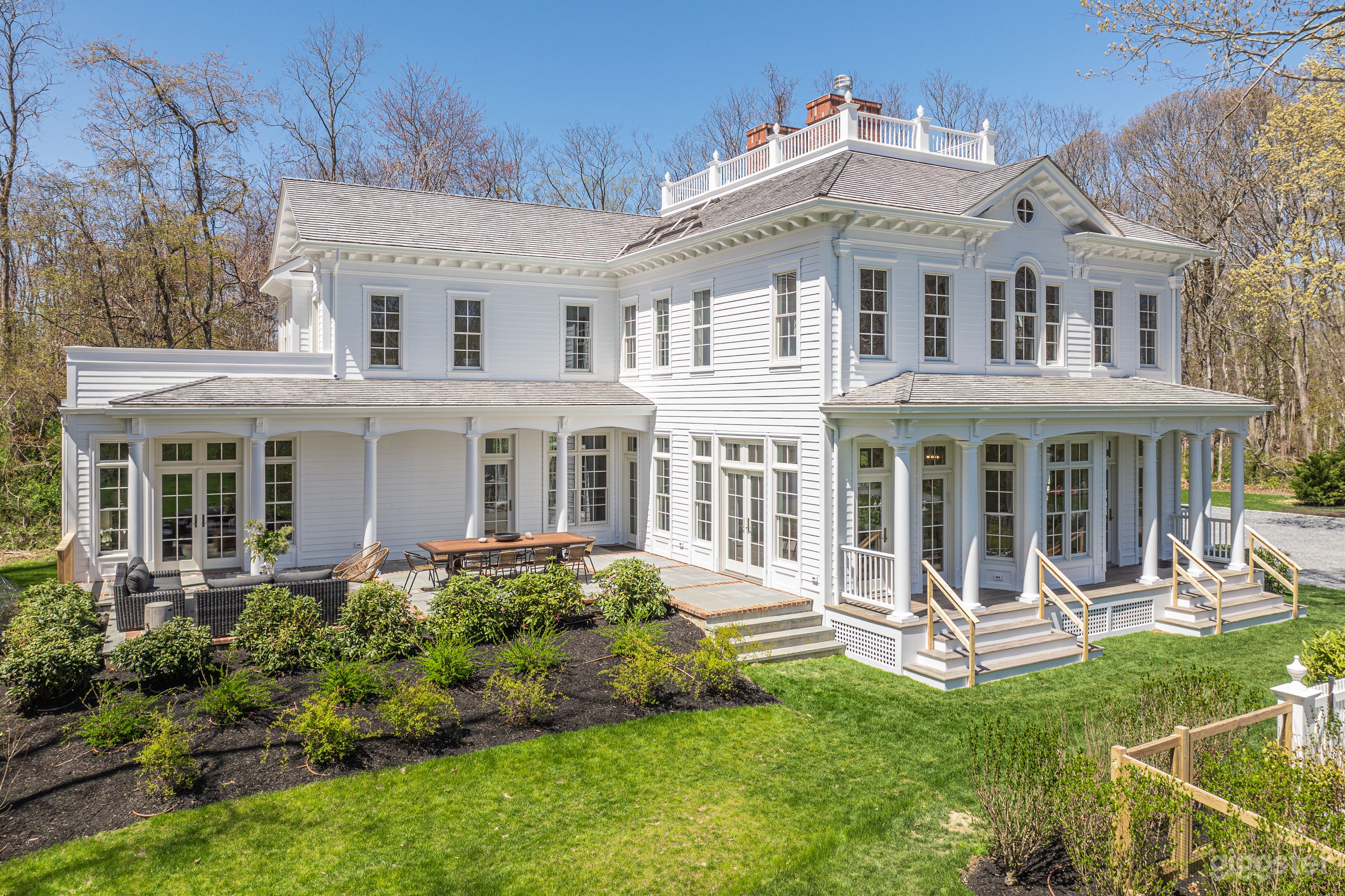 Classic European-style home on 4 private acres Photo 4