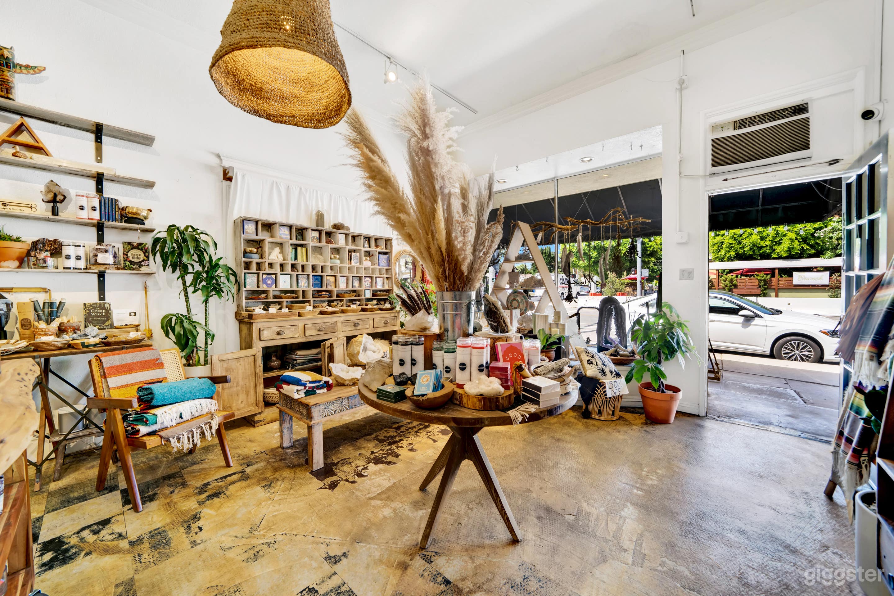 NEW AGE BOUTIQUE WITH WHOLESOME CHARM Photo 3