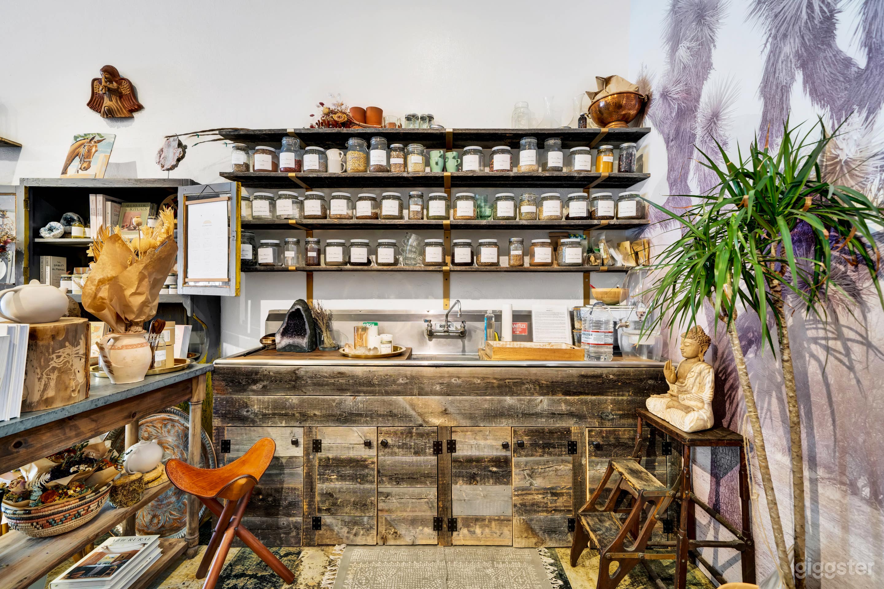 NEW AGE BOUTIQUE WITH WHOLESOME CHARM Photo 2