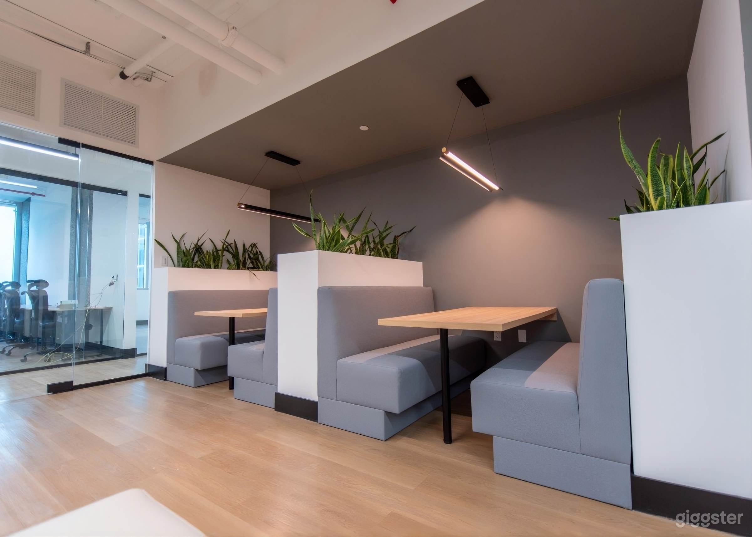 Private 4 Person Meeting Room in Miami Downtown Photo 4