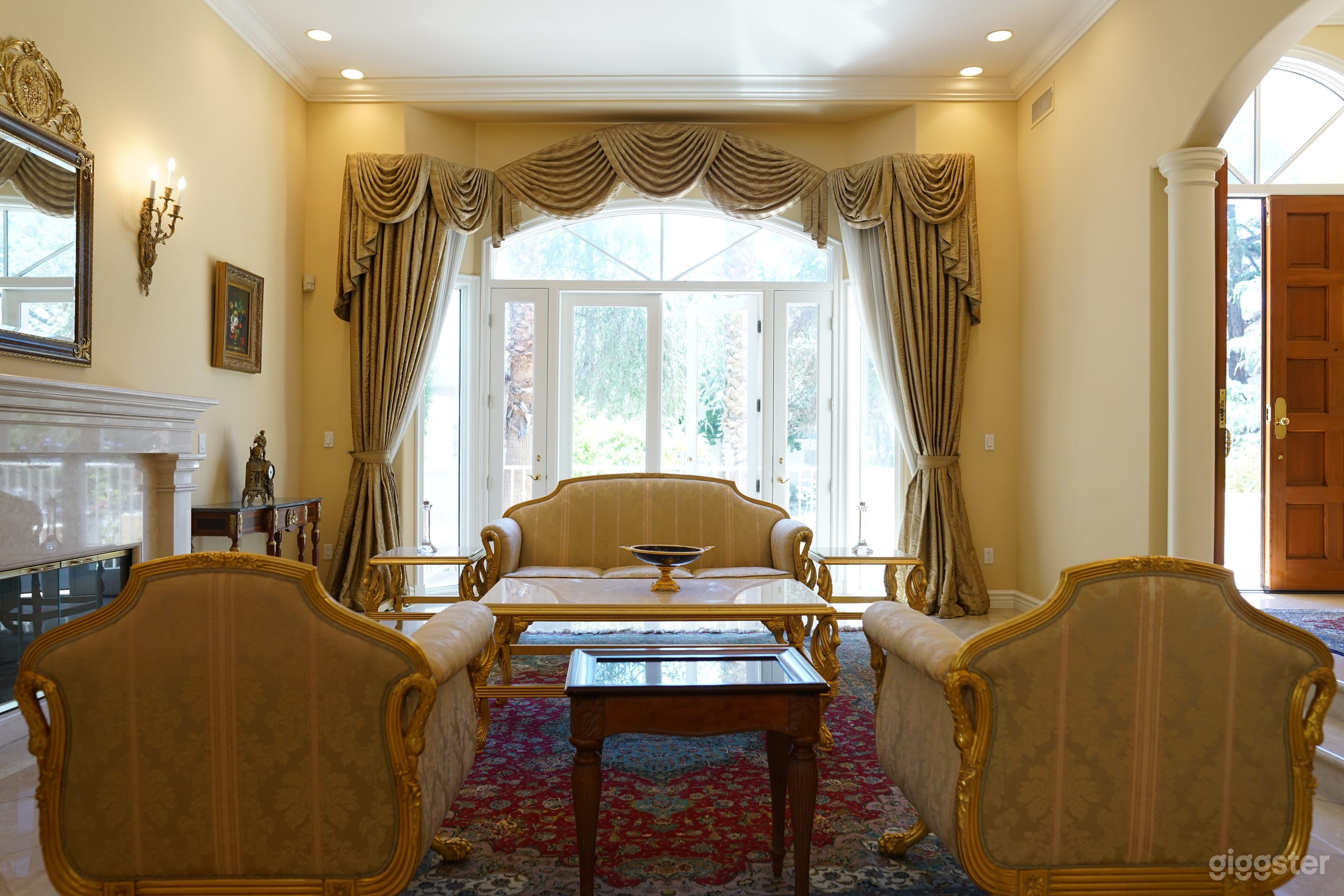 4,000 SF Open Flow Townhome With Soaring Ceilings Photo 2