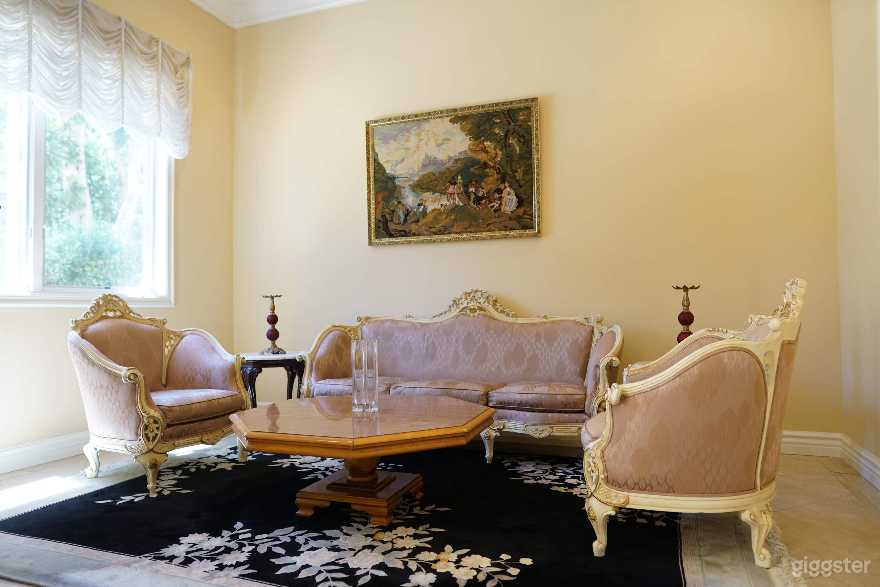 4,000 SF Open Flow Townhome With Soaring Ceilings Photo 4