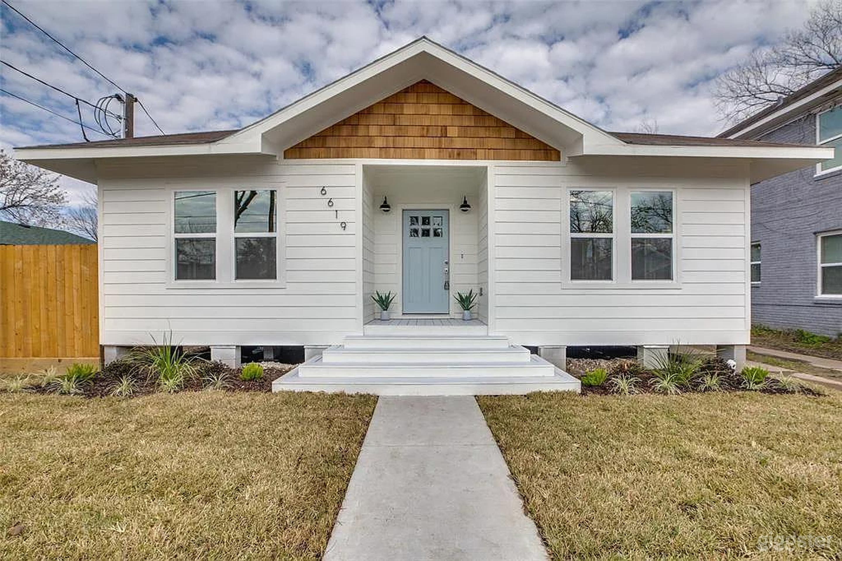 Bright modern farmhouse with open-concept layout ideal for small events, content shoots, and intimate gatherings.