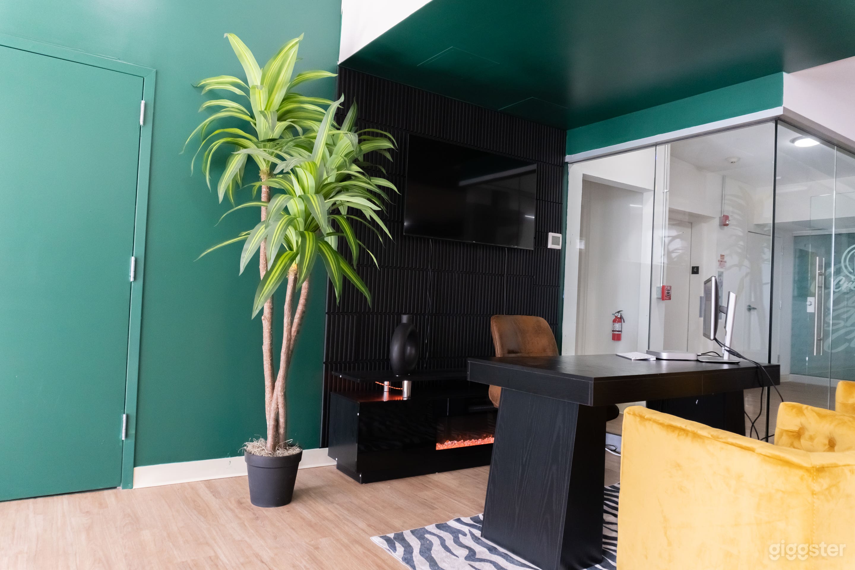 Modern Executive Office Set for Photo & Video Photo 4