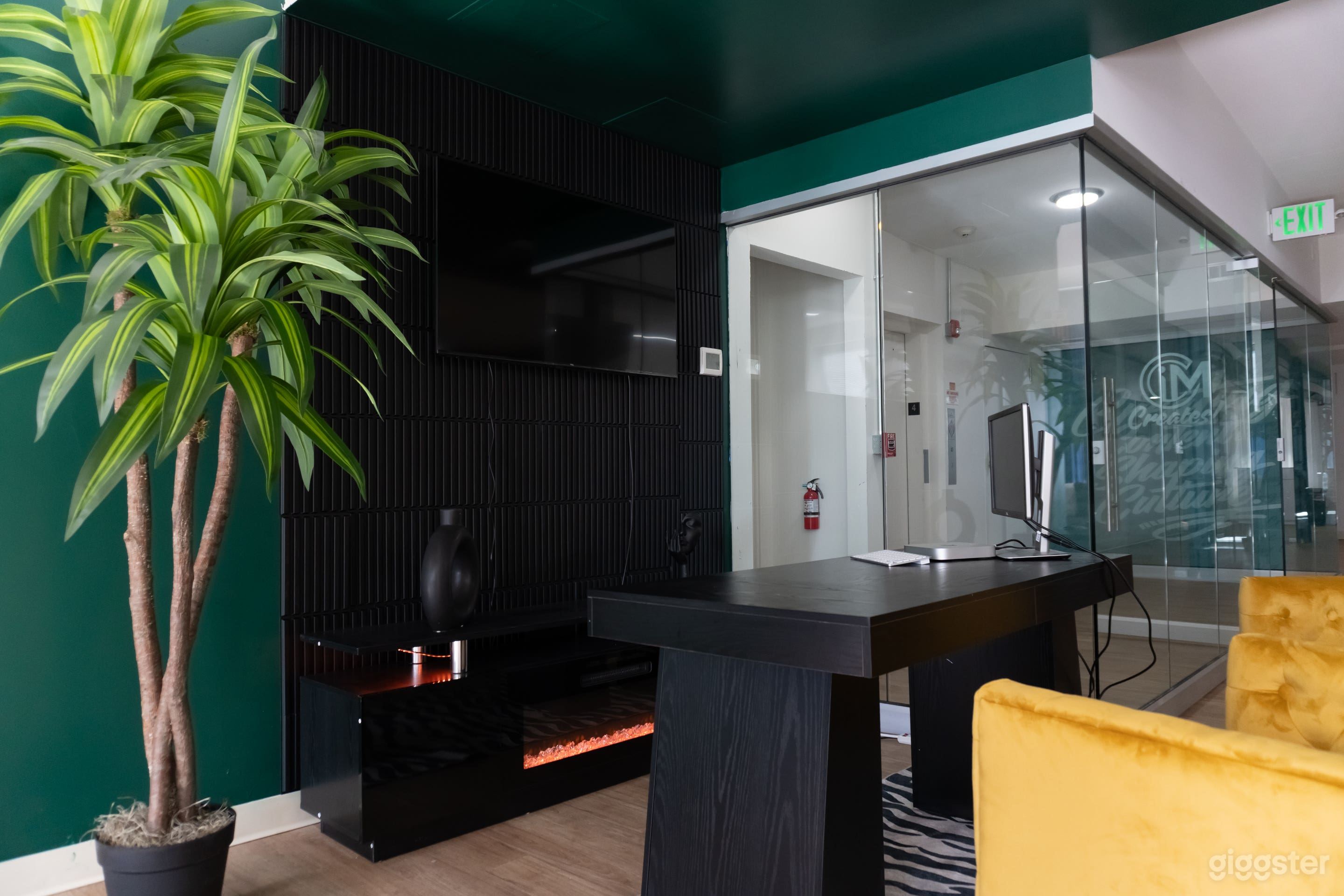 Modern Executive Office Set for Photo & Video Photo 3