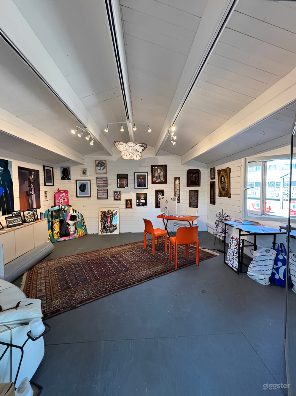 Photo de Filming spaces for niche businesses 4