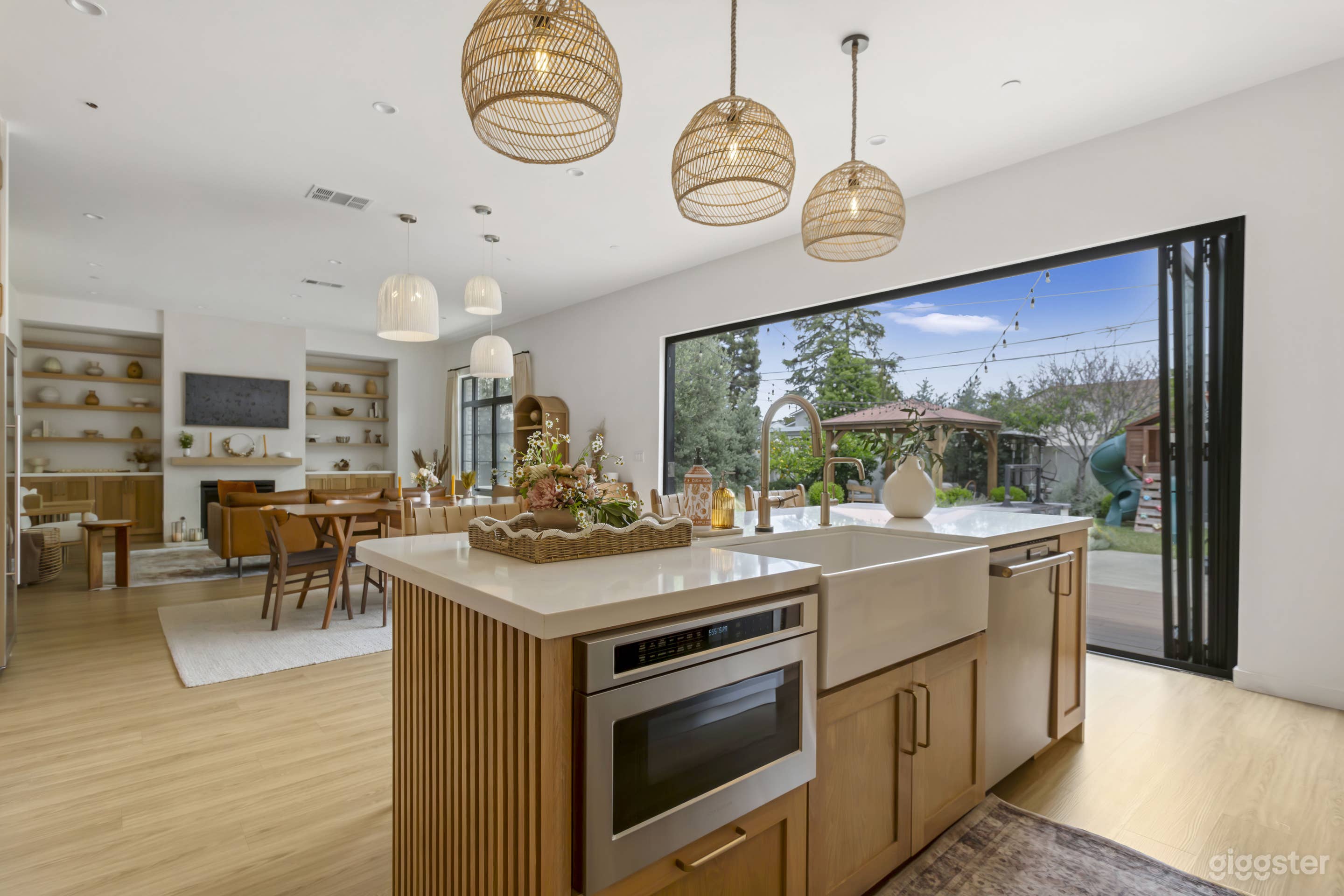 Contemporary Modern House, Backyard & Garage Gym Photo 3