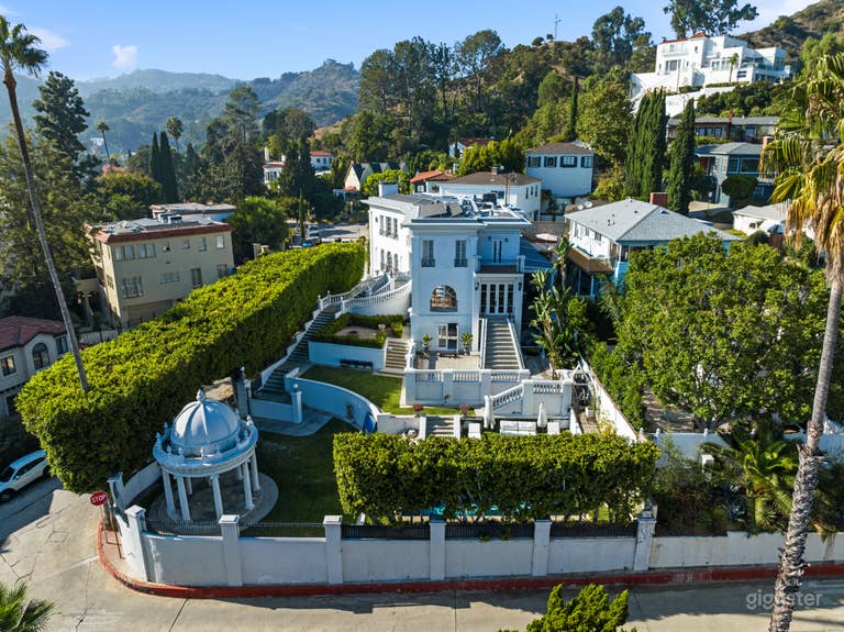  ARCHITECTURAL GEM: VIEWS & GARDENS 