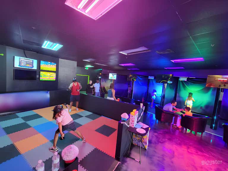  Immersive Virtual Reality Lounge 