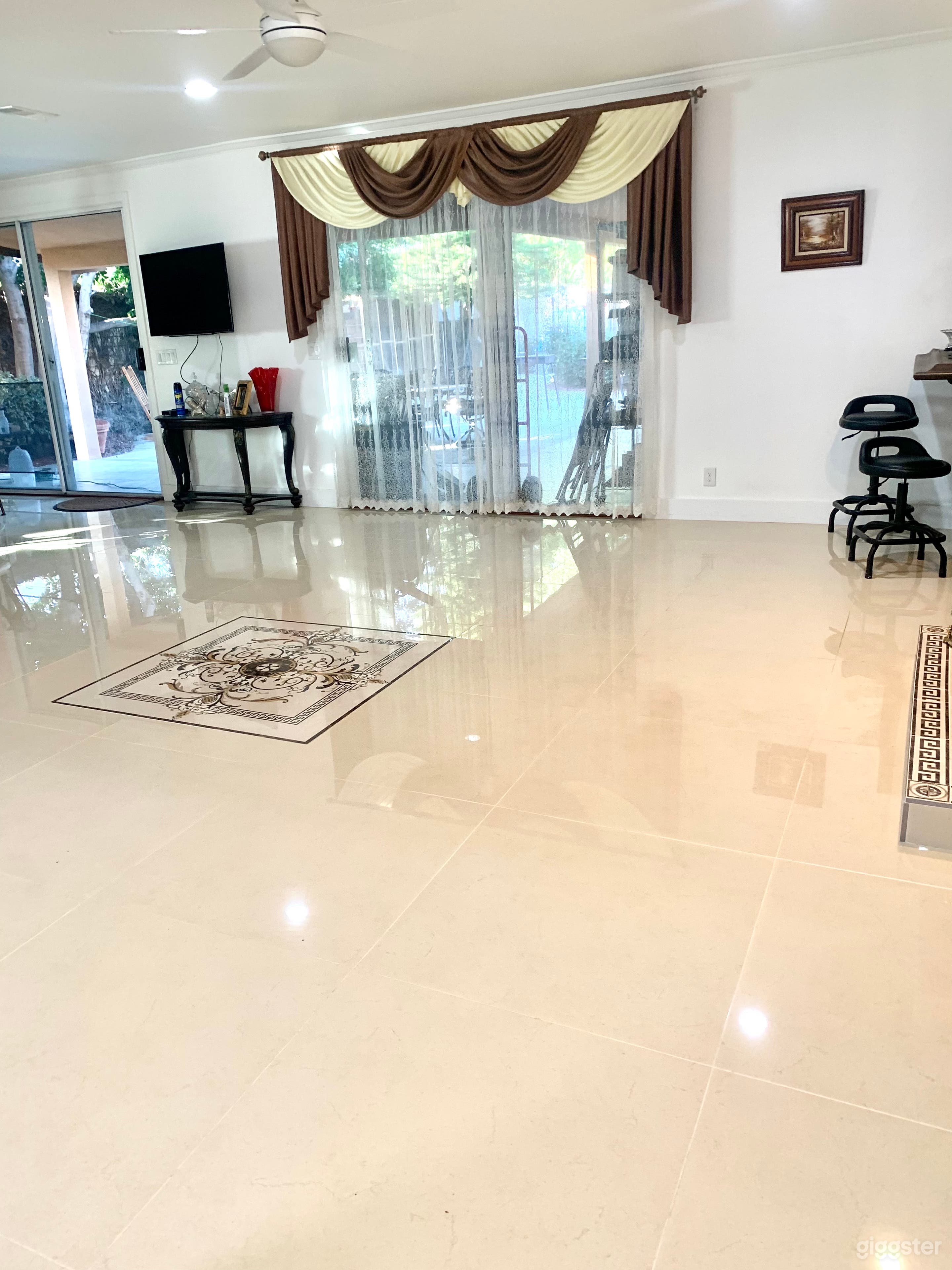 Dance room with a medallion