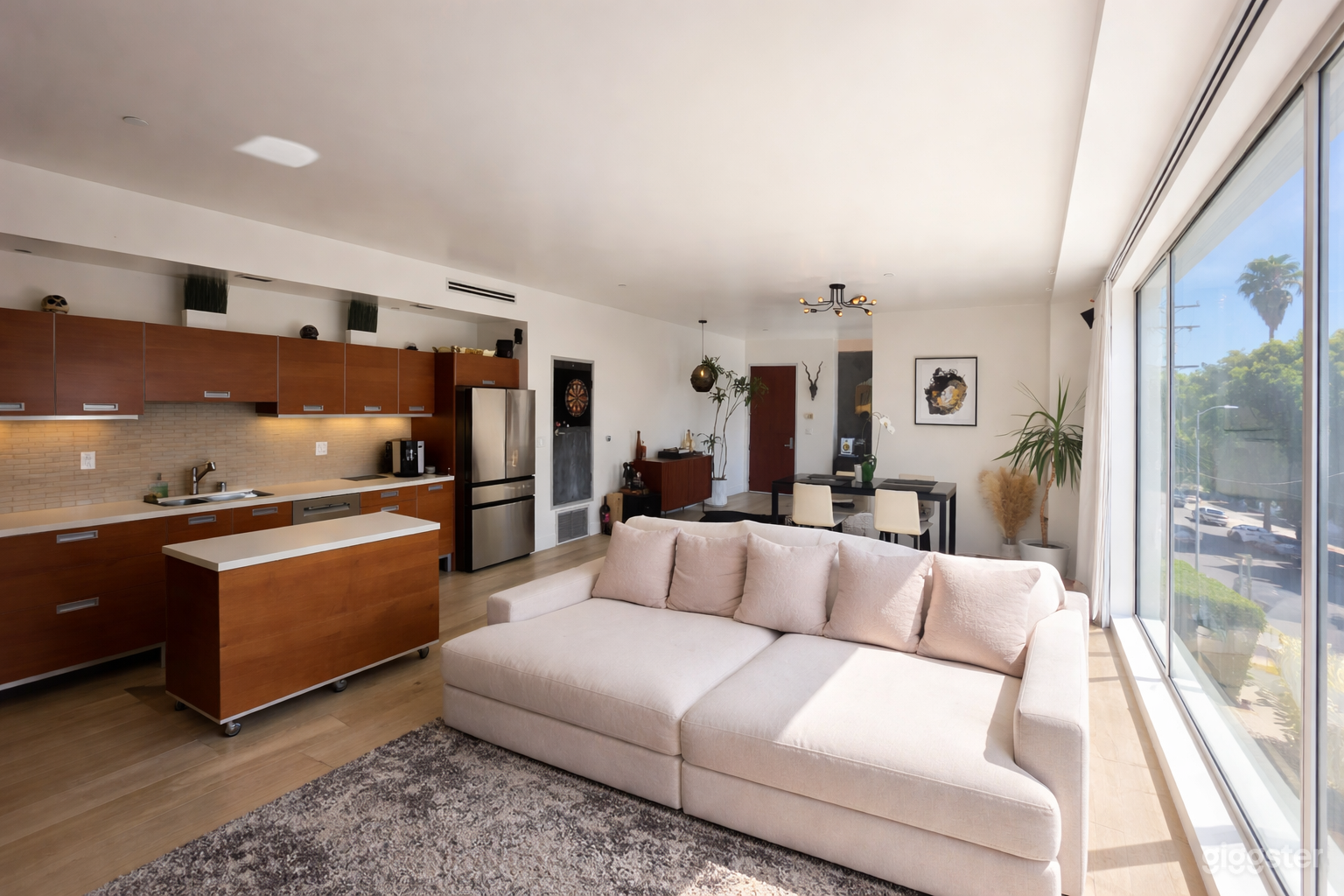 The Hollywood No.311 Photo 2