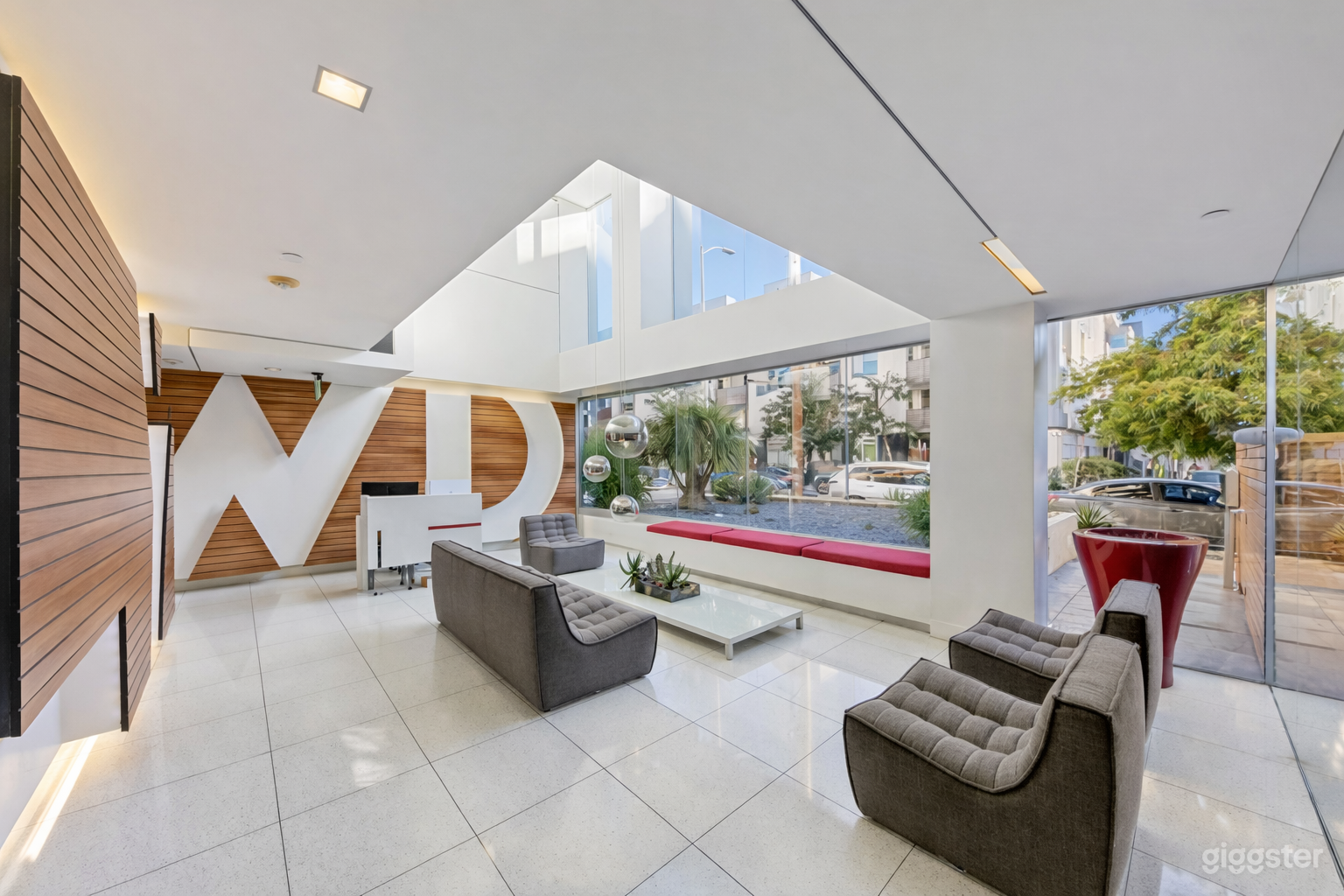 The Hollywood No.311 Photo 4