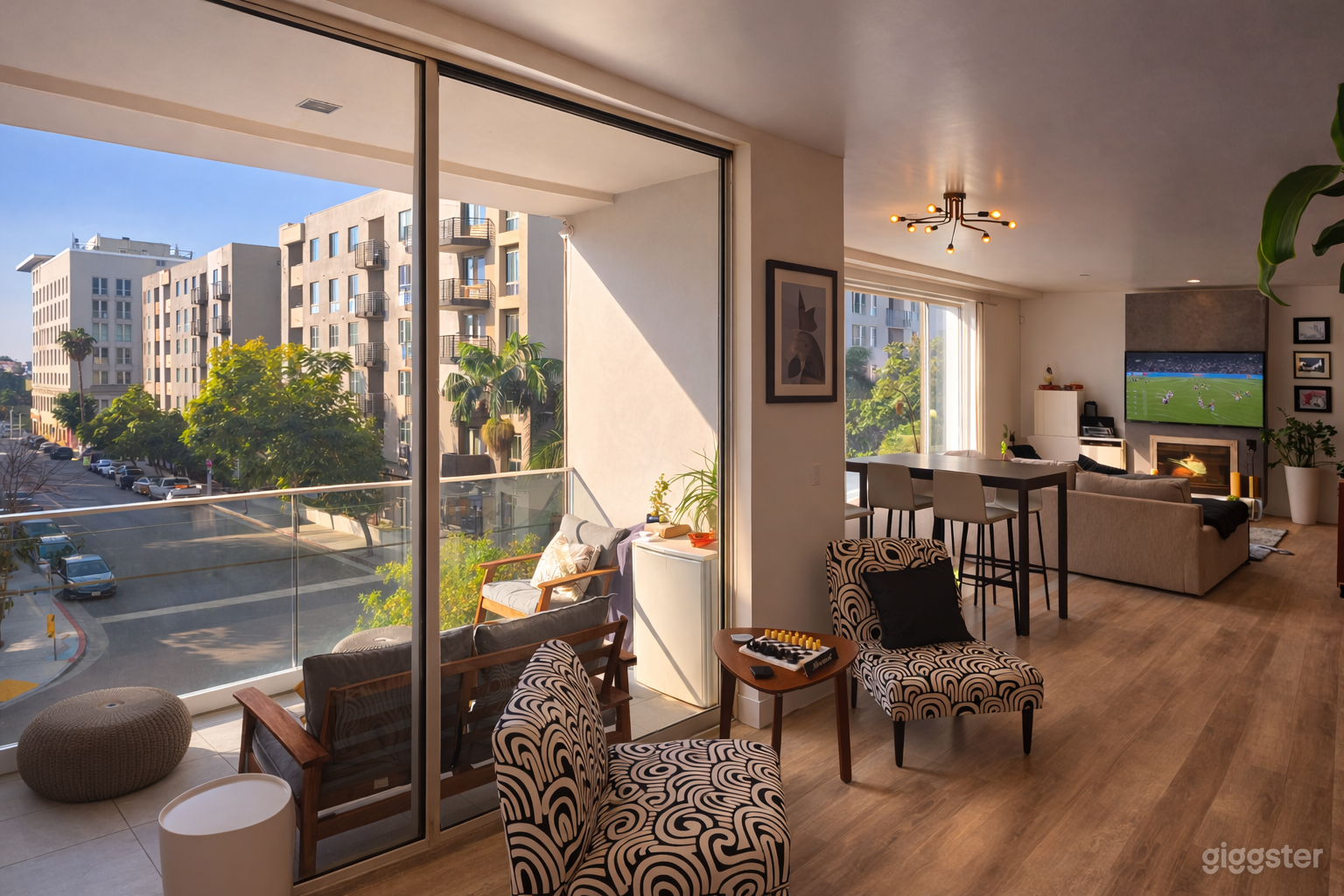 The Hollywood No.311 Photo 1