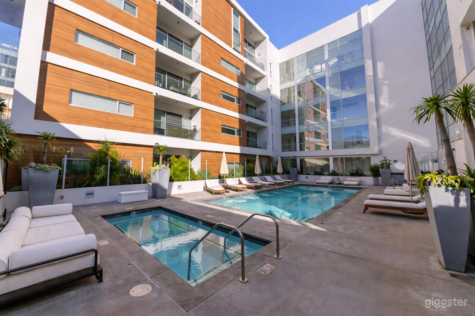 The Hollywood No.311 Photo 3