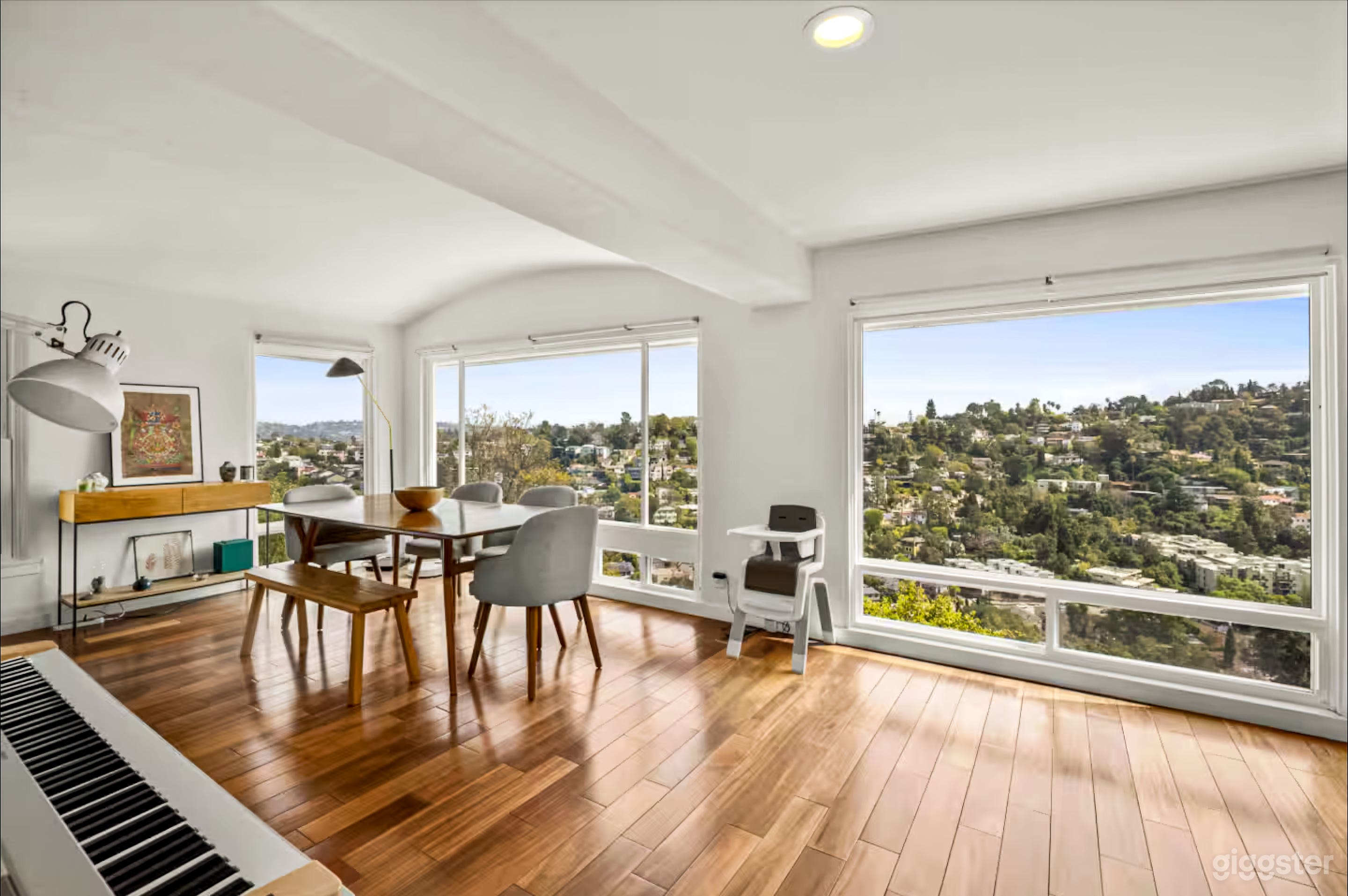 Sleek Modern Home with Bright Interiors &amp; Minimalist Style Photo 1