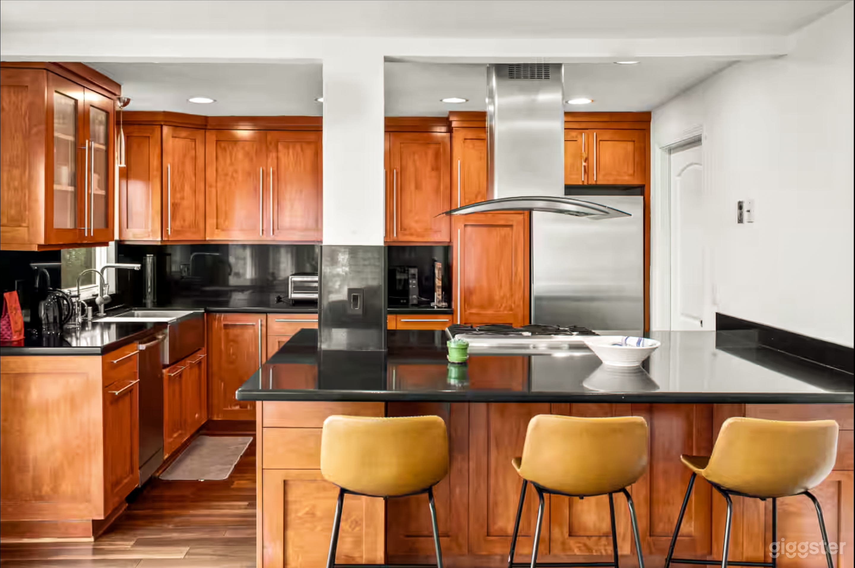 Sleek Modern Home with Bright Interiors &amp; Minimalist Style Photo 4