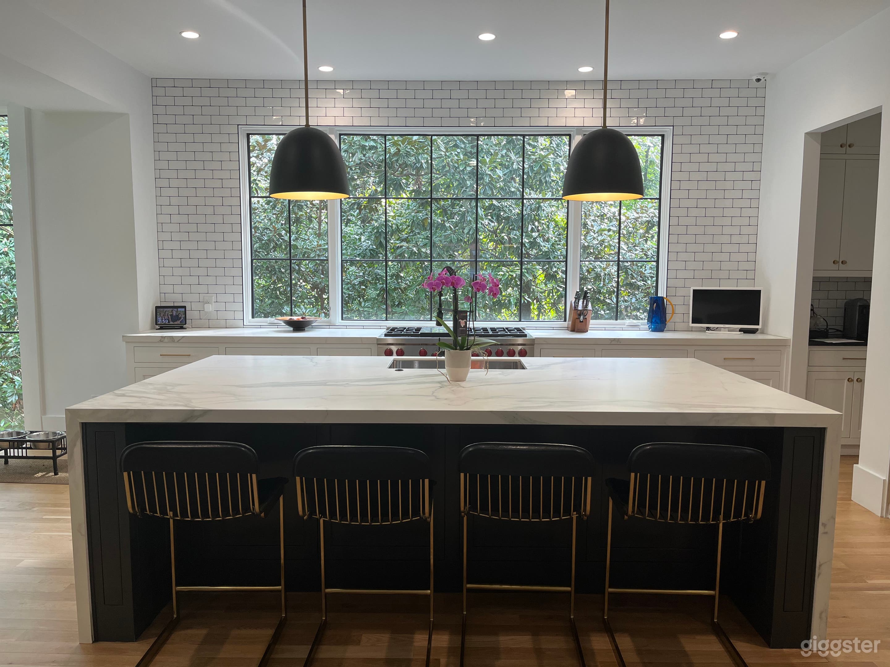 Contemporary open layout home Photo 2