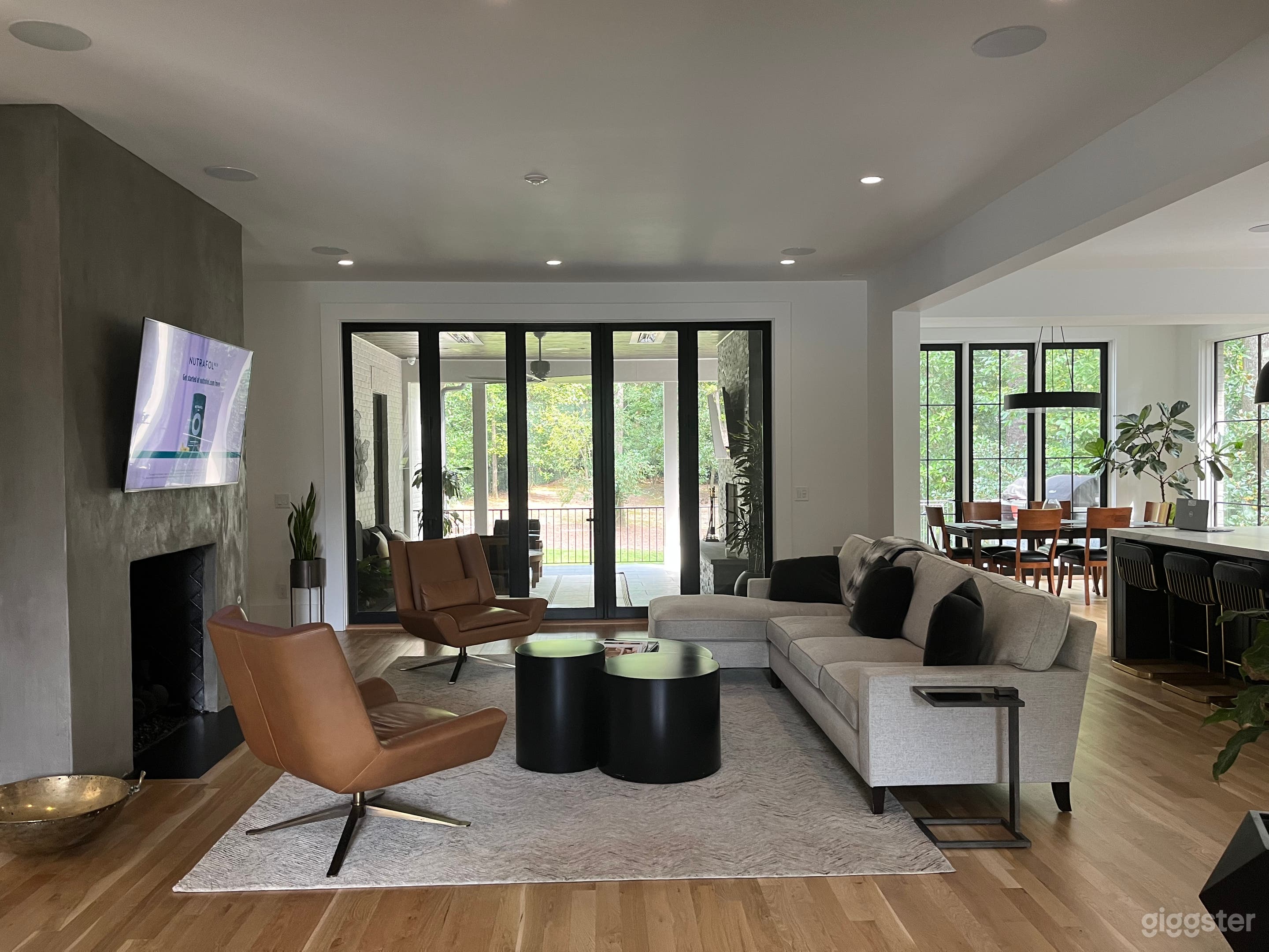 Contemporary open layout home Photo 1