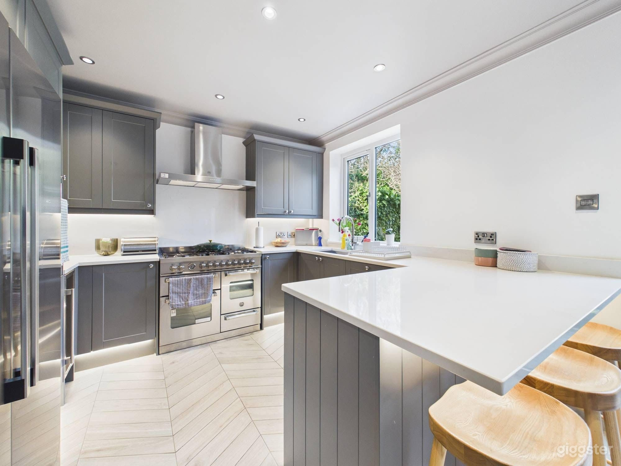 Bright Contemporary Home with Kitchen & Outdoor Space Photo 2