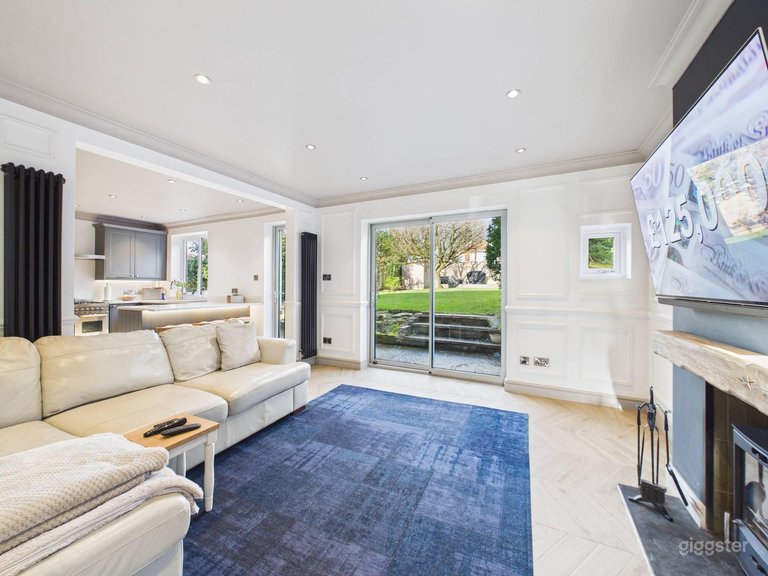  Bright Contemporary Home with Kitchen & Outdoor Space 
