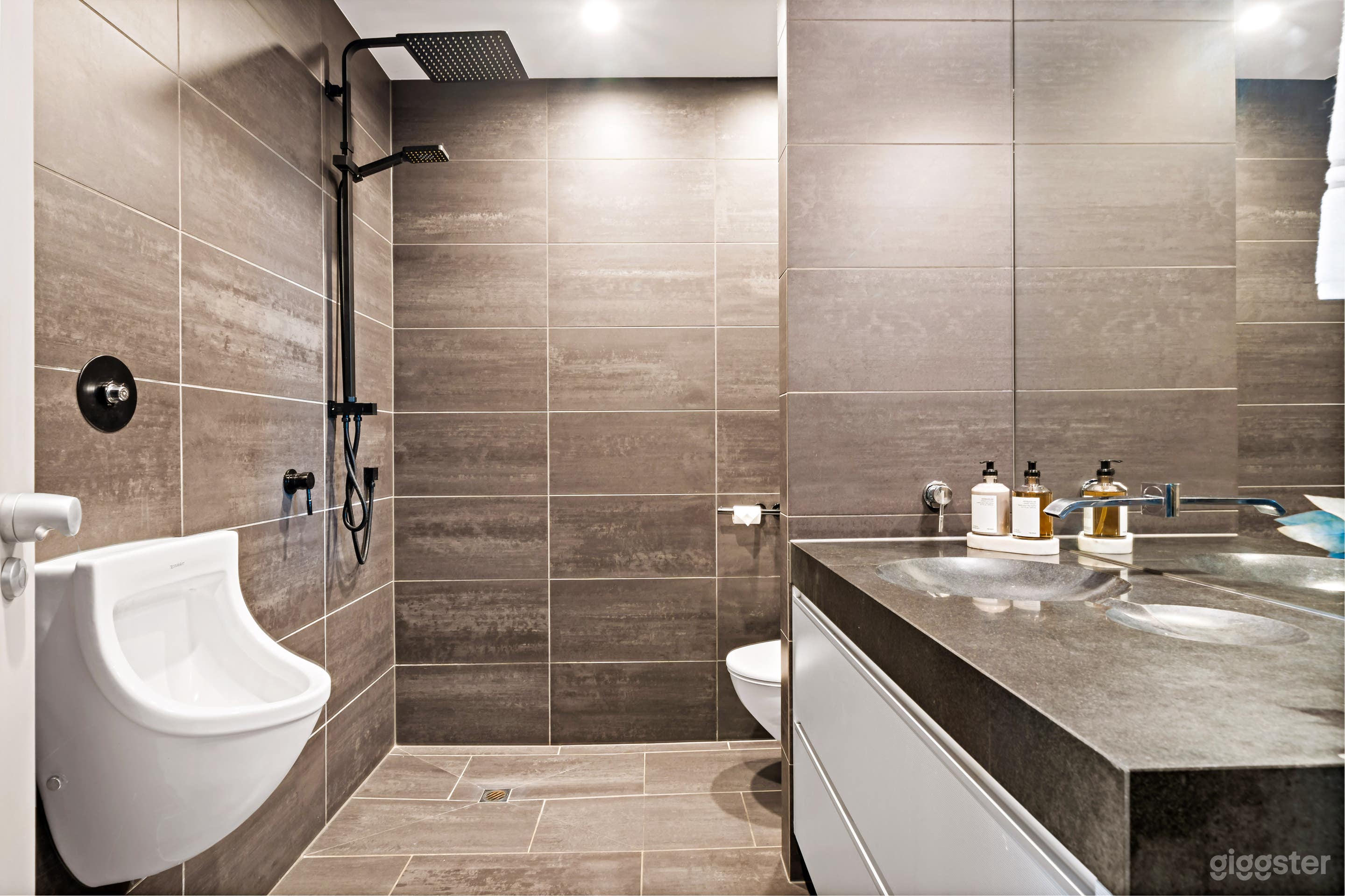 Sun Drenched Central City Oasis Photo 2