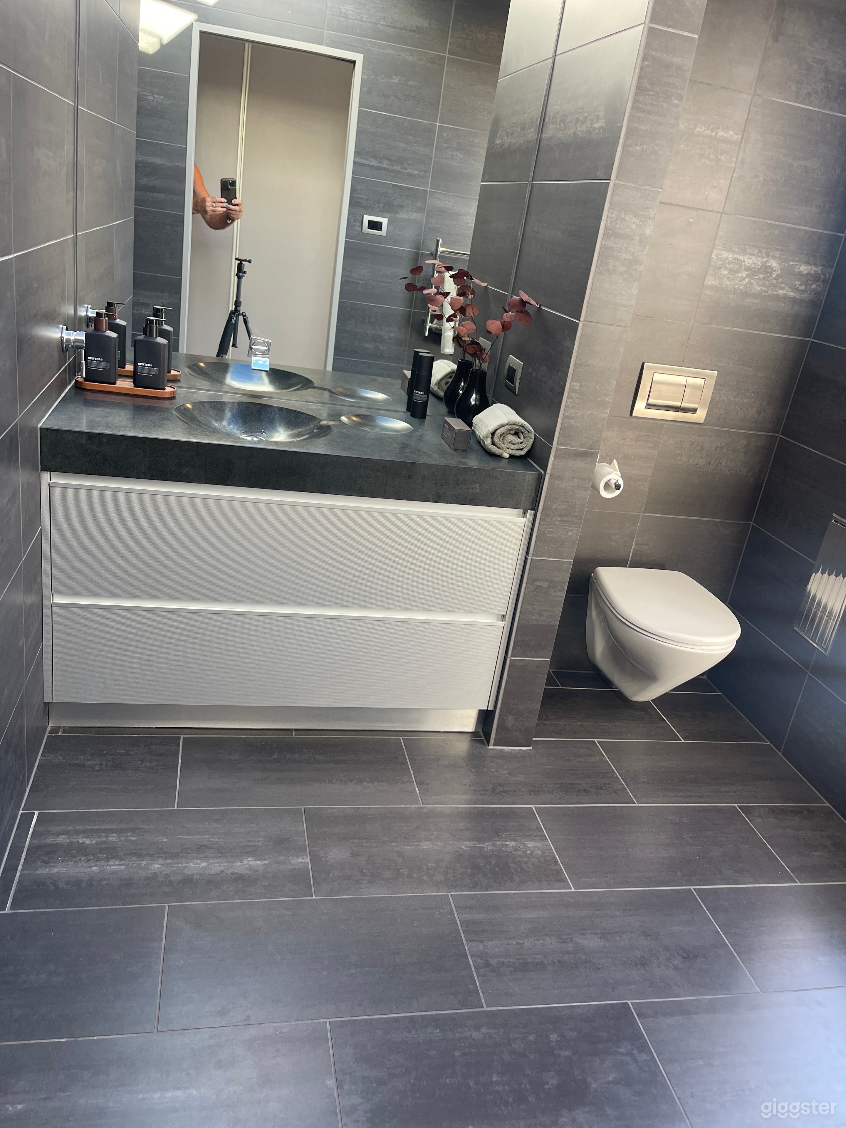 Sun Drenched Central City Oasis Photo 3