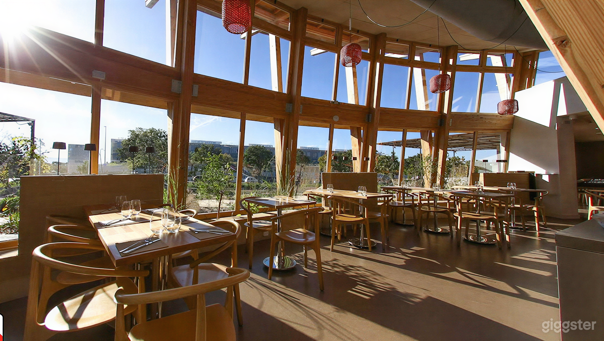 Photo de Salle à Manger Lumineuse avec Vue sur le Jardin 3