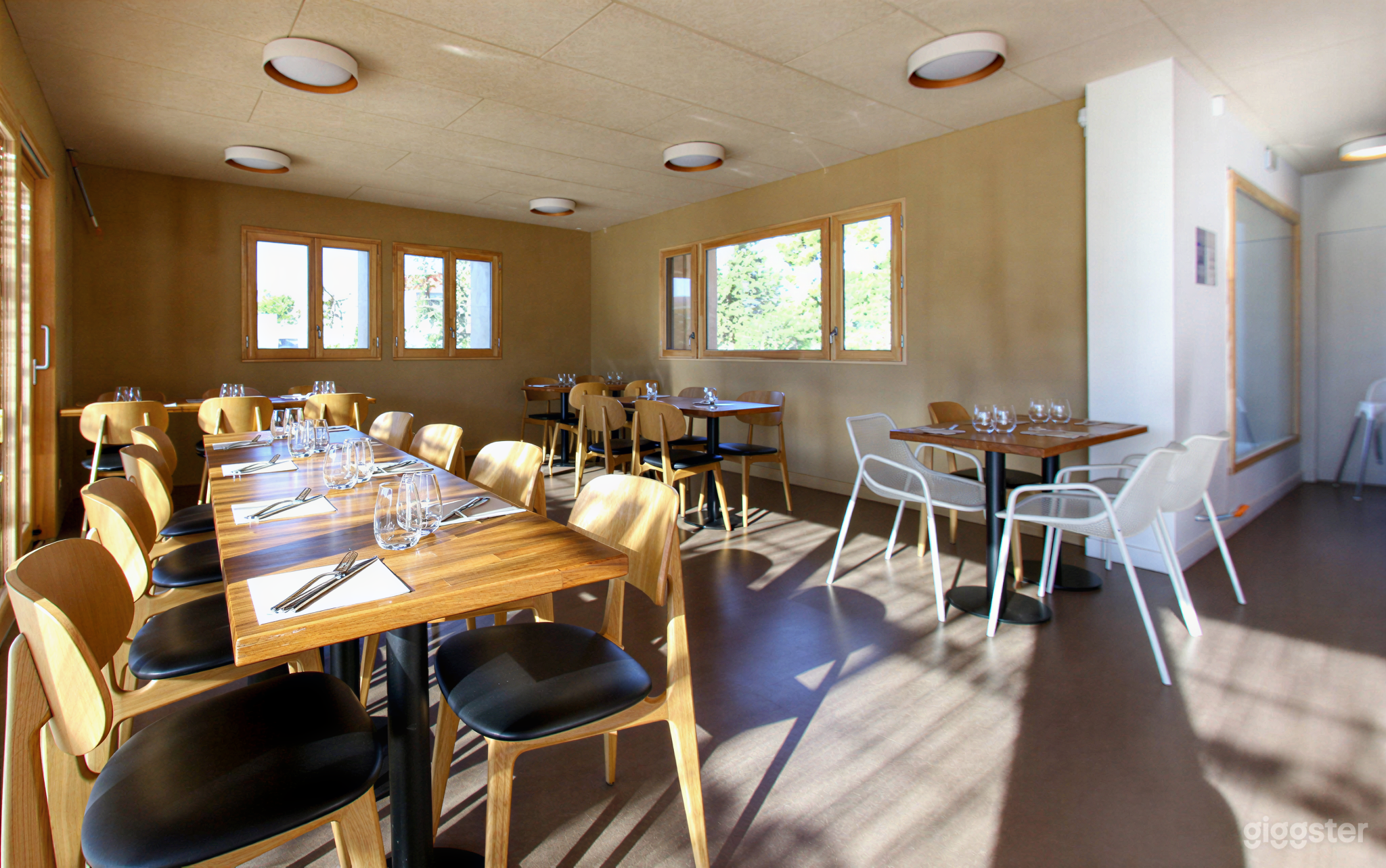 Photo de Salle à Manger Lumineuse avec Vue sur le Jardin 2