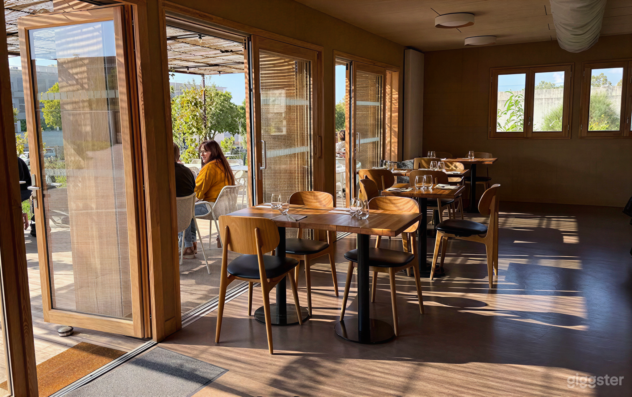Photo de Salle à Manger Lumineuse avec Vue sur le Jardin 1