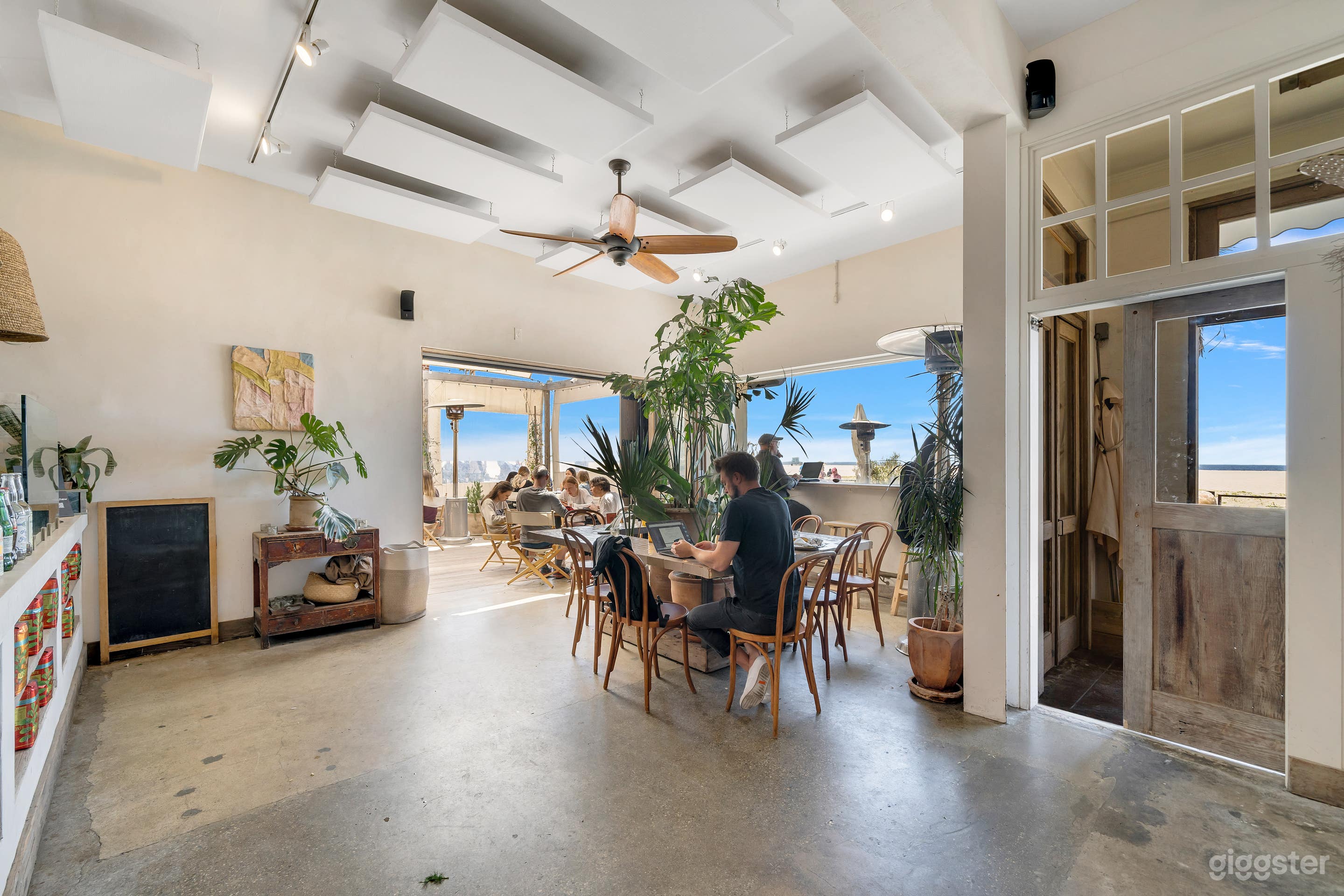 VIBRANT SEASIDE BISTRO  Photo 2