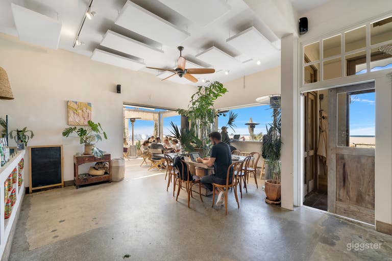  VIBRANT SEASIDE BISTRO  