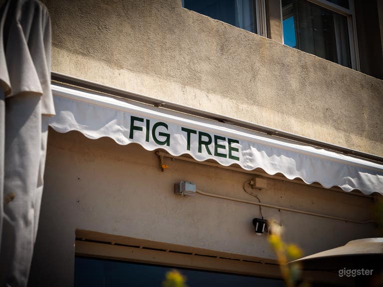  VIBRANT SEASIDE BISTRO  