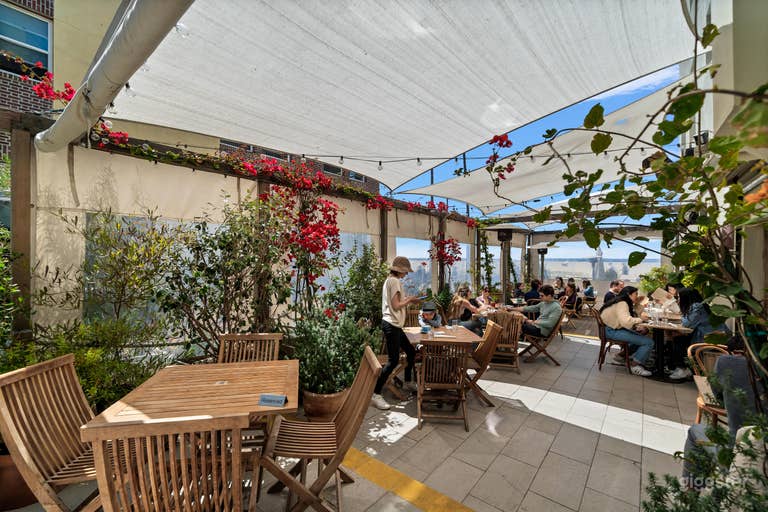  VIBRANT SEASIDE BISTRO  