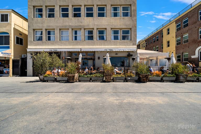  VIBRANT SEASIDE BISTRO  