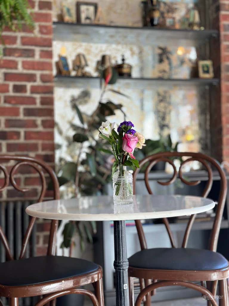  Cozy Coffee Shop and Art Gallery 