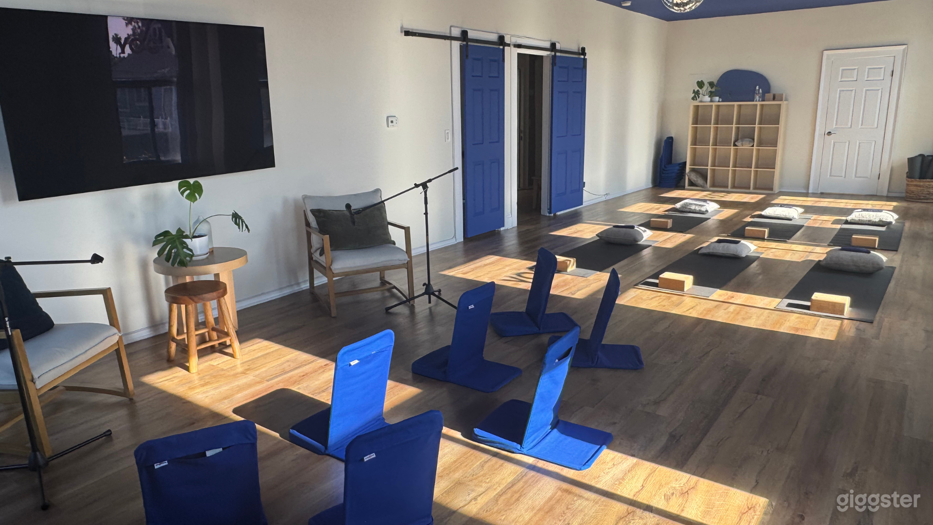 Natural Light Studio w/ Lounge Near USC & DTLA Photo 1