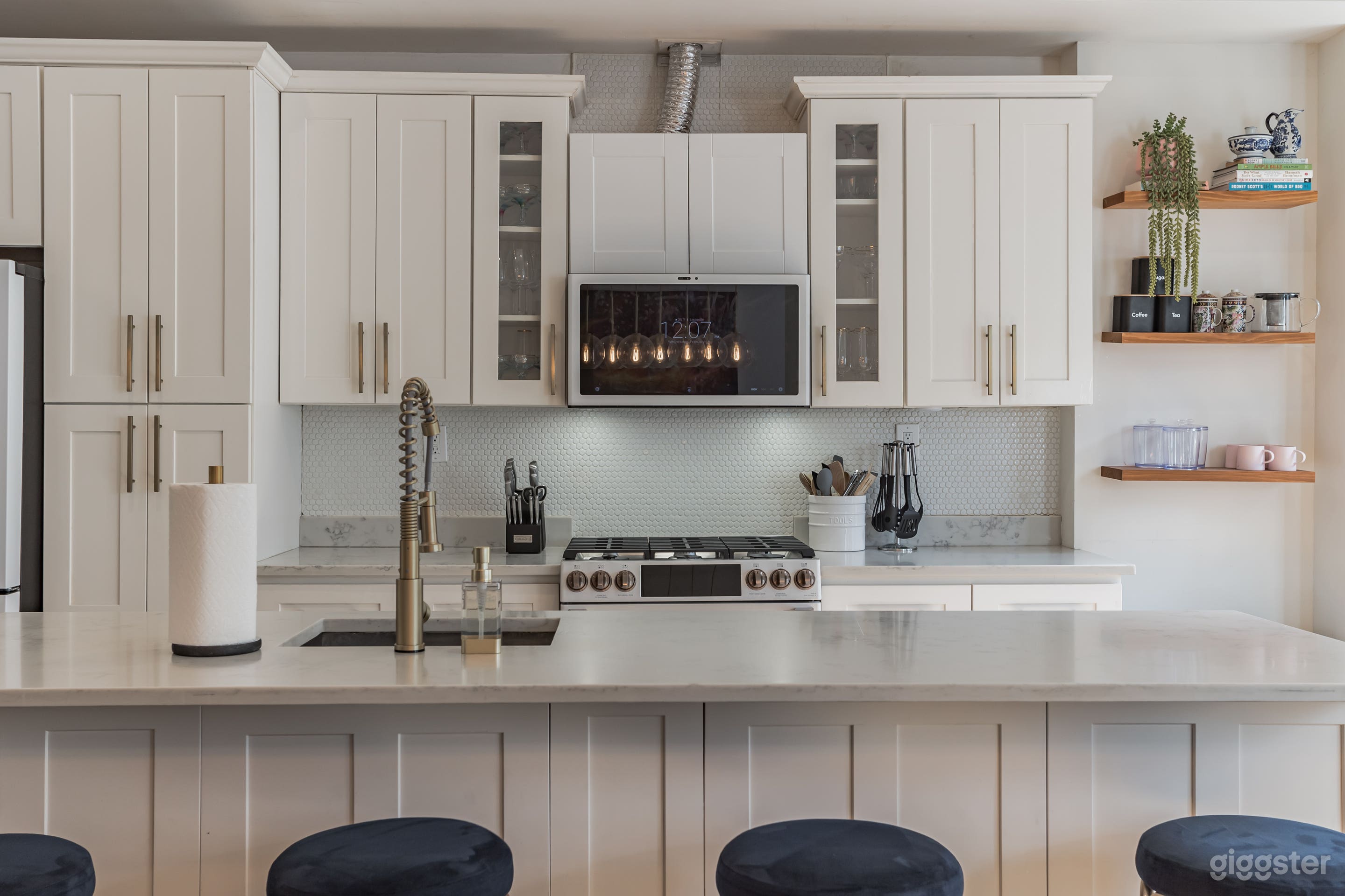 Kitchen matte white and gold